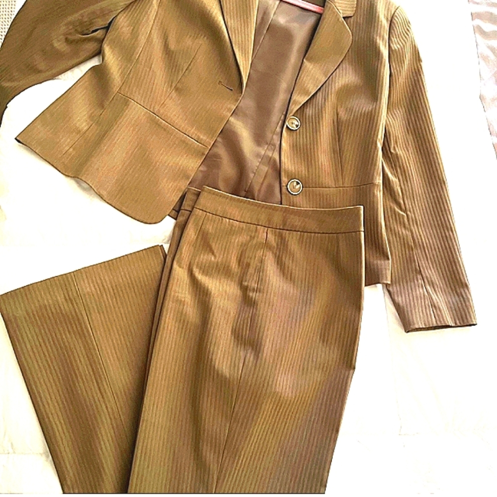 Le Suit Pantsuit Tan/Gold Pinstripe Size 8 - Picture 3 of 6